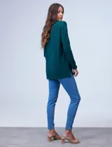 Polera negra de tejido soft con cuello alto y mangas largas con aplique de botones.