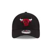 Gorra negra de New Era con logo de los Chicago Bulls bordado en rojo en el frente y logo de New Era bordado en rojo en el lateral.