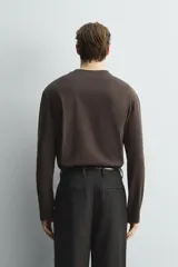 Camiseta de manga larga con corte relajado, confeccionada en algodón con acabado mercerizado y cuello redondo acabado en rib.