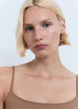 Top de tirantes finos con escote redondo y diseño entallado al cuerpo.