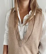 Collar largo plateado con eslabones grandes ovalados.