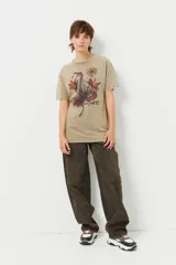 Remerón negro de tela lavada con estampa de serpiente, flores y la palabra 'nature'.