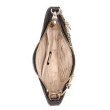 Cartera Guess modelo Tasmin de formato media luna, color negro, con cierre superior y correa de hombro. Presenta una cadena decorativa frontal con múltiples charms metálicos y con cristales, incluyendo el logo de la marca, un corazón, un candado y una flor. Cuenta con el logo triangular de Guess en el centro.