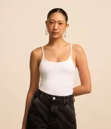 Body femenino blanco, ajustado al cuerpo, con escote redondo y breteles finos.