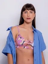 Top de bikini multicolor con estampado floral, cut out y aro en el frente, breteles finos regulables y broche en la espalda.