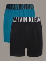 Pack de dos bóxer Calvin Klein de algodón elástico, uno negro y otro azul petróleo, con cinturilla elástica con logo de la marca.