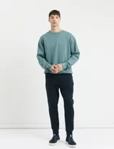 Sweater básico de cuello redondo y manga larga, confeccionado en tejido circular con puños y cuello en tejido canalé.