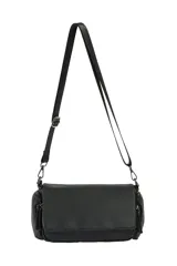 Bandolera negra con solapa frontal, cierre principal y bolsillos laterales con cierre. Correa ajustable.