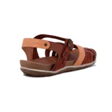 Sandalias de cuero color marrón con tiras cruzadas en el empeine, detalle de tira en color crema con textura y cierre de pulsera con hebilla metálica ajustable.