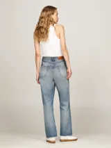 Pantalón de jean de tiro medio, corte amplio y pierna recta, con efecto lavado y detalles de la marca en la parte trasera.