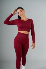 Remera manga larga color borgoña, de tejido acanalado y corte cropped.