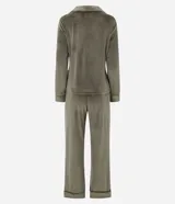 Pijama de dos piezas estilo americano confeccionado en plush. La parte superior es una camisa de manga larga con cuello solapa, cierre frontal abotonado y bolsillo en el pecho. El pantalón cuenta con cintura elástica con cordón ajustable y ruedos plegados.
