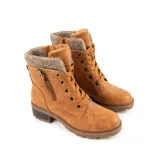 Borcego color habano de cuero sintético, con caña media y detalle tejido en la parte superior. Cuenta con cierre lateral, cordones frontales, ojalillos metálicos y suela con taco de 4,5 cm.