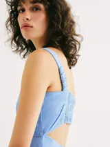 Vestido midi rojo con breteles anchos y corte recto.