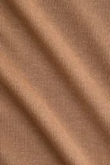Saco color marrón claro en punto liviano acanalado fino, con cuello redondo y cierre frontal de botones.