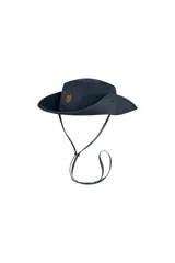 Sombrero de ala ancha color gris oscuro, con cordón ajustable y logo de la marca en el frente.