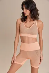 Short deportivo blanco con finas líneas horizontales grises, de tiro alto y corte ajustado.