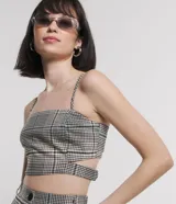 Top cropped con breteles finos y estampa de cuadros.