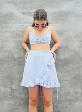 Top con estampado animal print de leopardo, con tirantes finos que se atan en el cuello y la espalda.