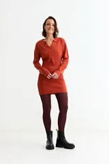 Vestido corto de tejido de punto con cuello polo y escote en V, de manga larga y ajuste holgado.