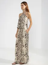 Pantalón de lino italiano con estampa combinada de animal print tipo leopardo y cebra en tonos crema y negro. Presenta corte recto, talle medio y bolsillos delanteros.