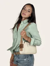 Bolso tipo baguette color crudo con doble correa al hombro de cuero color camel.