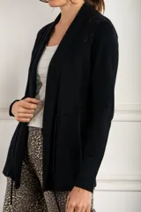 Cardigan color salmón de algodón y elastano, con solapa y lazo ajustable en la cintura.