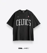 Remera negra de algodón con el logo de la NBA y el nombre del equipo de baloncesto Boston Celtics en color blanco.
