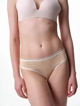 Bombacha tipo colaless de tela punto rib con textura acanalada. Presenta elásticos aplicados en cintura y piernas con detalle de línea fina en contraste, ofreciendo un ajuste suave y cómodo.