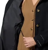 Impermeable Columbia modelo Amaze Trench Rain de color negro, con capucha desmontable y cierre frontal de botones.