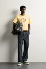 Camiseta regular fit de color amarillo, de cuello redondo y manga corta, con estampa frontal en contraste de un rancho y la inscripción "Rancho Lane Worn Heritage".