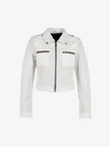 Chaqueta corta de cuero perforado color blanco, con cuello clásico, cierre frontal con cremallera, dos bolsillos con cremallera en el pecho y detalles de botones en los hombros.