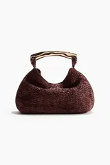 Bolso de mano de textura rugosa color bordó, con asa rígida de metal dorado de diseño ondulado y cierre magnético.