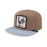 Gorra Goorin Bros. color marrón con visera celeste y parche frontal con la imagen de un gallo y la palabra "COCK".