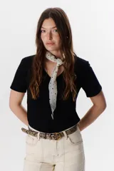 Remera de manga corta color beige, con escote en V.