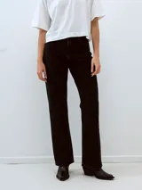 Pantalón de jean negro de corte recto y acampanado.