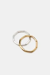 Pack de cuatro pulseras elásticas formadas por cuentas metálicas cilíndricas en tonos dorado y plateado.