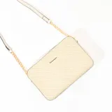 Bandolera color beige con diseño tejido, correa larga de cuero sintético y cadena dorada.