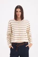 Cardigan de punto a rayas horizontales en color crema y marrón, con cuello redondo, cierre frontal de botones y dos bolsillos pequeños decorativos en la parte inferior.