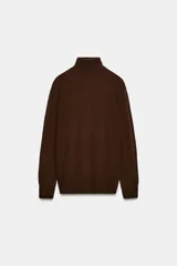 Jersey de manga larga confeccionado en lana 100% con tacto extra suave. Presenta un diseño clásico con cuello subido y acabado de punto acanalado en puños y ruedo.
