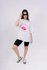 Remerón blanco de corte holgado con estampado de cerezas y texto en color rosa.