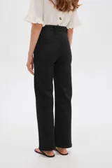 Pantalon jean negro de tiro alto con corte oxford y bolsillos.