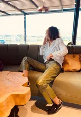 Pantalón slouchy de cuero ovino color verde oliva, corte mom fit con tiro semi alto y tajos inferiores.