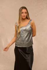Top Gisele sin mangas de color plateado, con escote redondo y acabado metalizado con efecto desgastado.