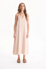 Vestido largo negro de corte holgado, con escote en V y tirantes finos tipo halter.