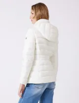 Campera puffer Michael Kors de color blanco, con diseño acolchado, cierre frontal metálico, bolsillos laterales con cierre y capucha desmontable. Incluye bolsa autoportante para guardado.