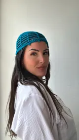 Gorro de tejido crochet color azul marino, con diseño calado.