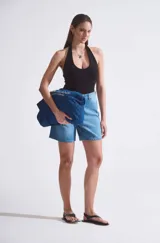 Bermuda de denim rígido celeste, tiro alto y lavado stone wash.