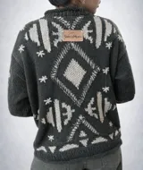 Sweater tejido de hilo color crema con diseño geométrico en rojo, azul, amarillo y verde.