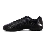 Championes de fútbol Diadora Halo Tf T, color negro con logo blanco en el lateral.